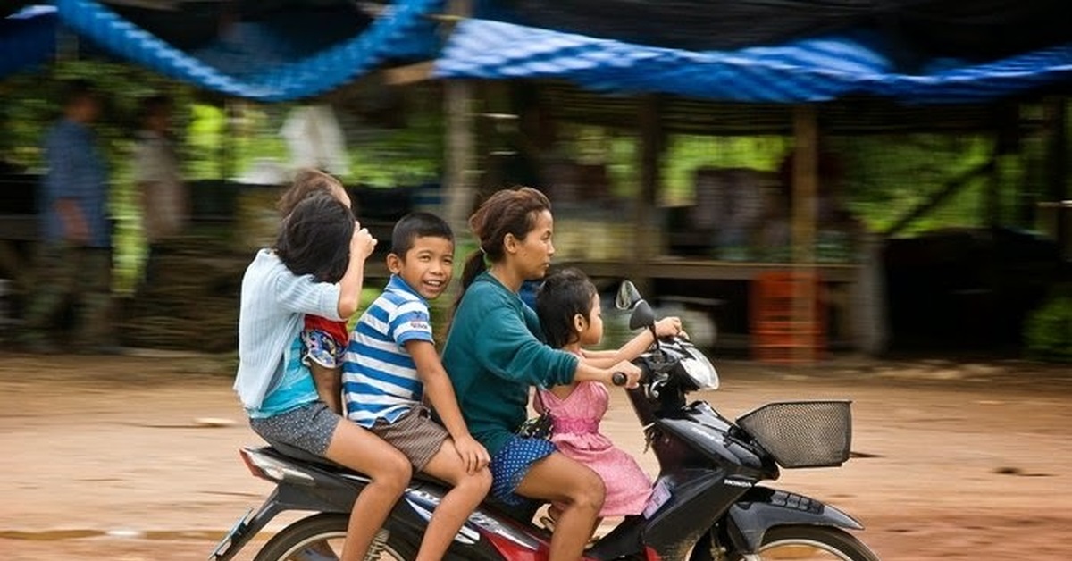 Байк в паттайе. Мопеды в Тайланде. Школьник на мопеде. Мопед для детей. Подросток на мопеде.