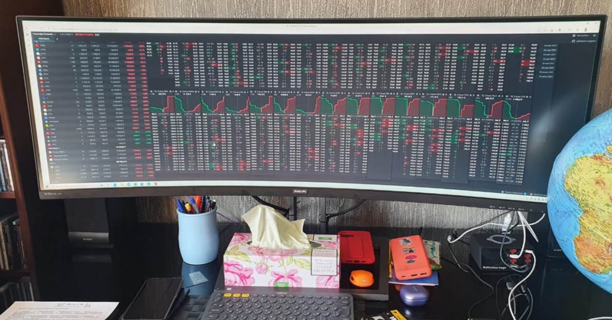 Рабочее место мамкиного трейдера | Пикабу