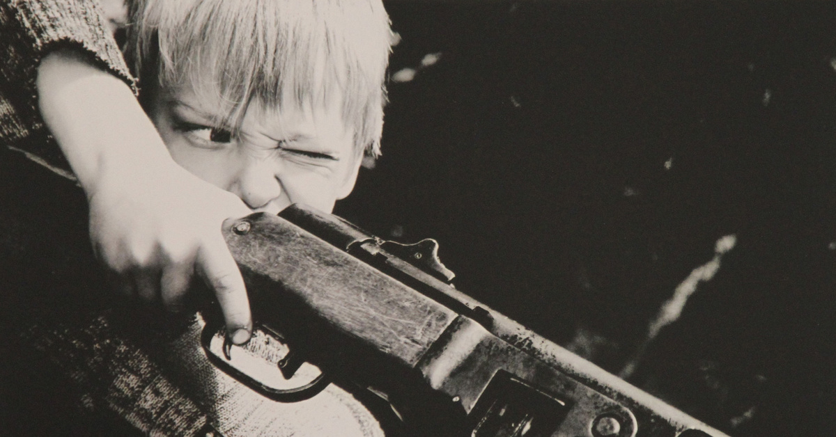 Мне было девять когда мама. Винтовка для детей. Ружье детства. Ребенок с ружьем. Дети с винтовками черно белые.