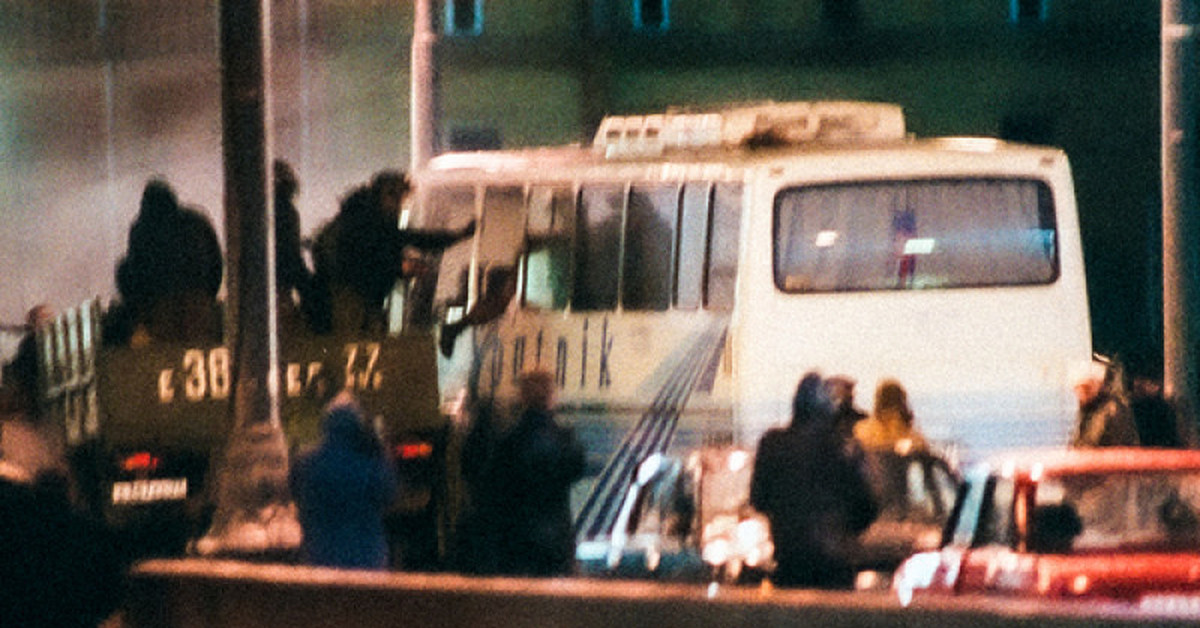 Автобус с детьми в заложниках. Захват автобуса на Васильевском спуске. 14 Октября 1995 захват автобуса. Террористы захватили автобус.