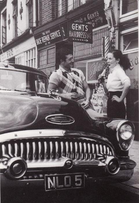 Мастер классического американского пикапа, а также гордый обладатель модели "Бьюик" 1950 года. США, 1954 год