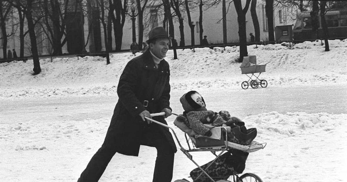 Советский отец. Чистые пруды Москва 1970г. Отец СССР. Москва, чистые пруды 1970 зима. Памятник мамы с детьми фото отца.