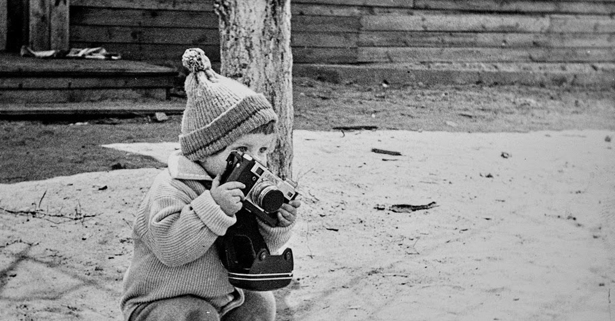 Даже сейчас. Юный фотограф СССР. Самый грустный человек на свете. Детство в СССР видео. Фото советское Старая дети думают.