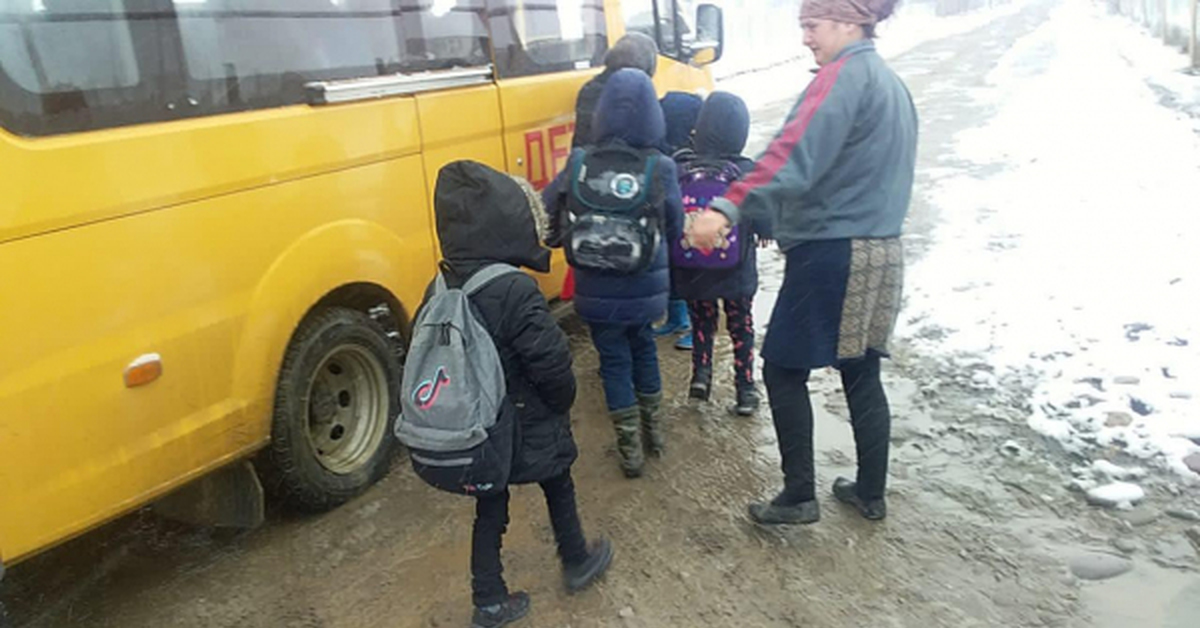 Автобус ребенка выгнали. Село автобус дети. Автобус в селе. Советский школьный автобус. Дети садятся в автобус.