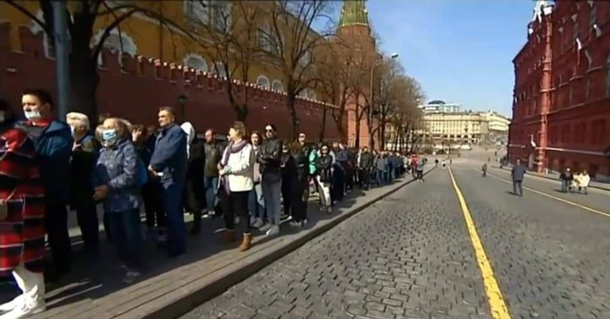 Что там в москве. Очередь в мавзолей Ленина 2021. Москва мавзолей Ленина очередь. Москва красная площадь очередь к мавзолею в.и.Ленина. Очередь в мавзолей Ленина 2022.