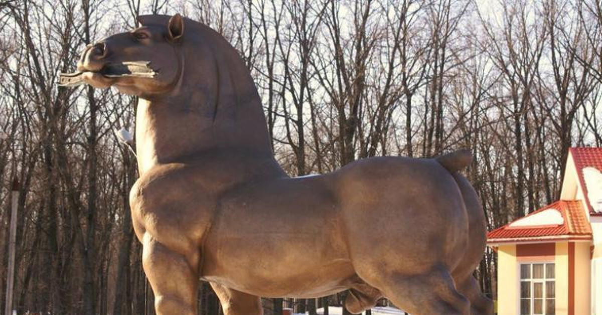 Воронежская лошадей. Памятник конь Ярыж в Воронеже. Воронеж скульптура конь Ярыж. Отель Яр Воронеж памятник коню. Ярыж Воронеж.