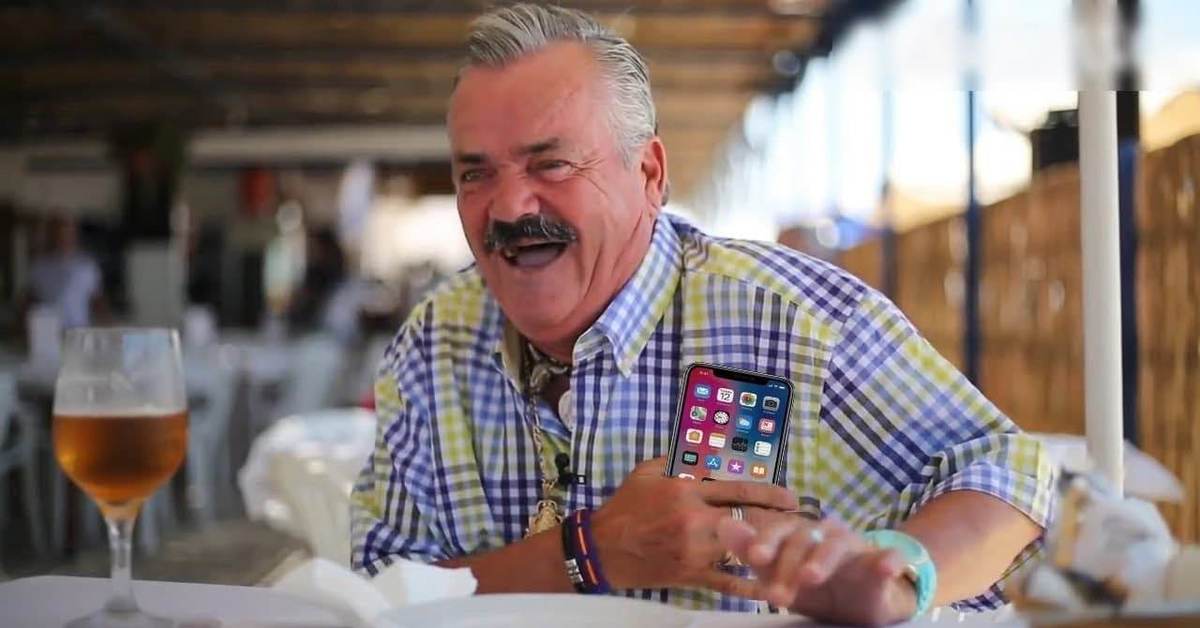 Смех испанца. Смех деда. Дед смеется. Дед ржет. Дедушка смеется.