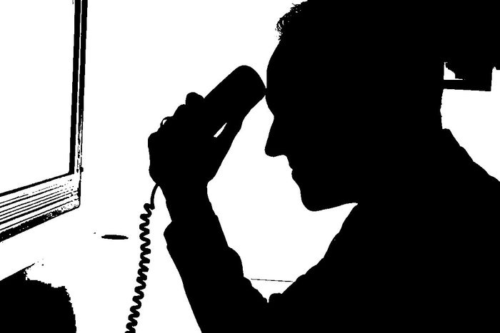 ходят по квартирам и предлагают товары бесплатно. 1619924704116817394. ходят по квартирам и предлагают товары бесплатно фото. ходят по квартирам и предлагают товары бесплатно-1619924704116817394. картинка ходят по квартирам и предлагают товары бесплатно. картинка 1619924704116817394. Мы недавно рассказывали про этих динозавров маркетинга из 90-х. Бродят по Минску, сеют добро, просят немного денег. Работа творческая, но нервная: десять человек обматерят и прогонят — один поведется, заплатит за «подарок». Целевая аудитория — пенсионеры, простодушные и впечатлительные люди. Но порой попадаются и те, кто никогда не поверил бы, что его можно так просто развести. В нашей истории есть любопытное продолжение: к «одаренной» пенсионерке приходил «мальчик» в нарядной рубахе, вернул деньги. Но это не все.