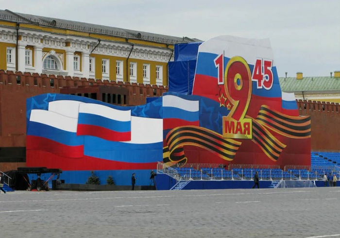Парад Победы впервые пройдёт под бело-сине-красными триколорами