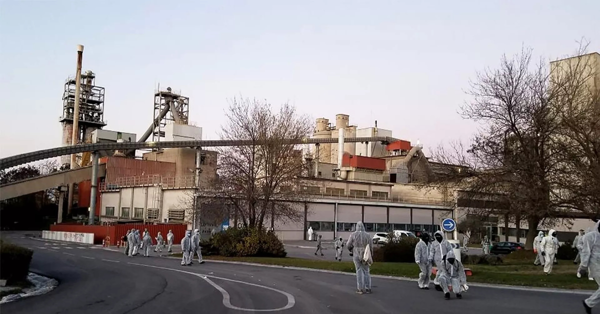 Француз завод. Во Франции экоактивисты разгромили завод Lafarge. Цементный завод la Malle в департаменте Буш-дю-Рон. Lafarge завод.