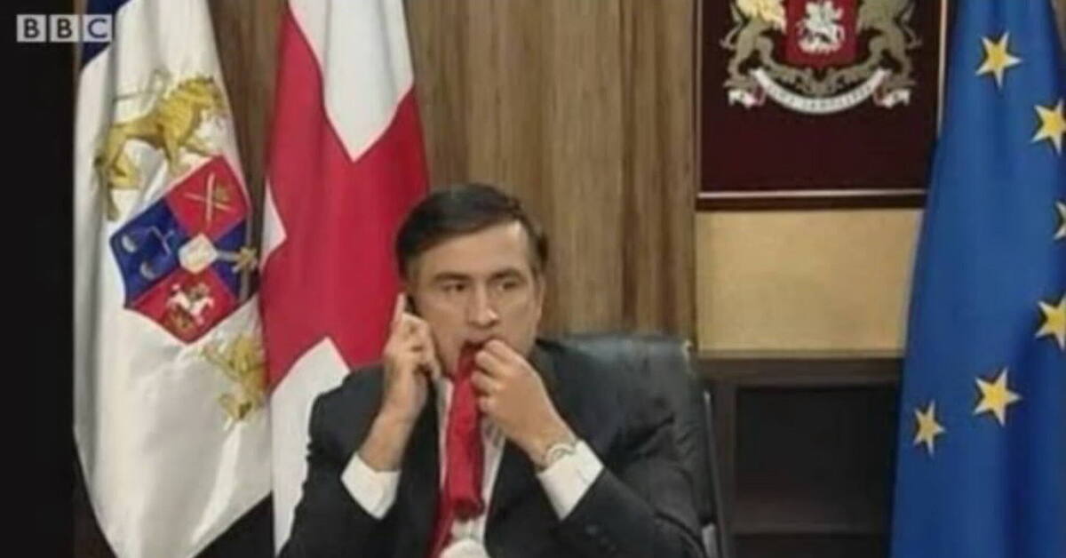 Саакашвили ест галстук фото