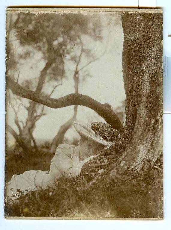 Женщина в парке (начало ХХ века)