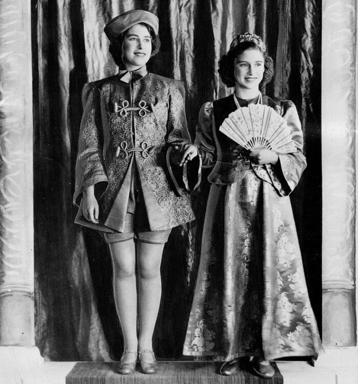 Принцесса Елизавета, будущая королева Великобритании, и принцесса Маргарет в костюмах для домашней постановки «Аладдина», 1943 год
