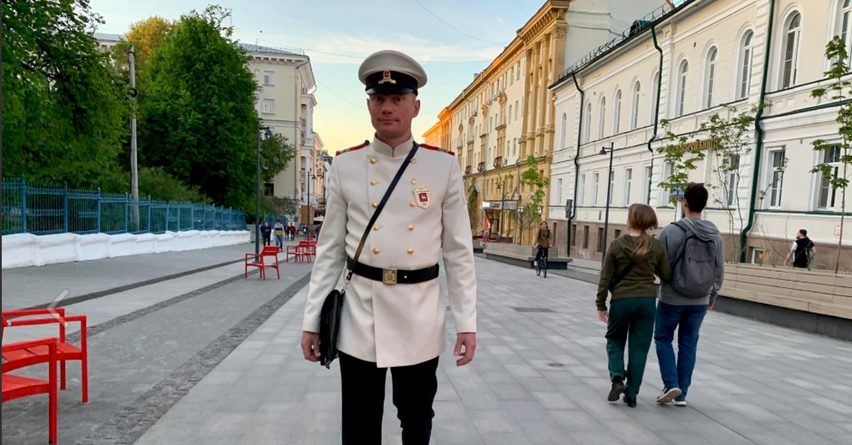 За ним шагает рыжий городовой. Городовой Нижний Новгород. Нижегородский городовой 2022. Городовые Нижний Новгород форма. Городовые на Покровке в Нижнем Новгороде.