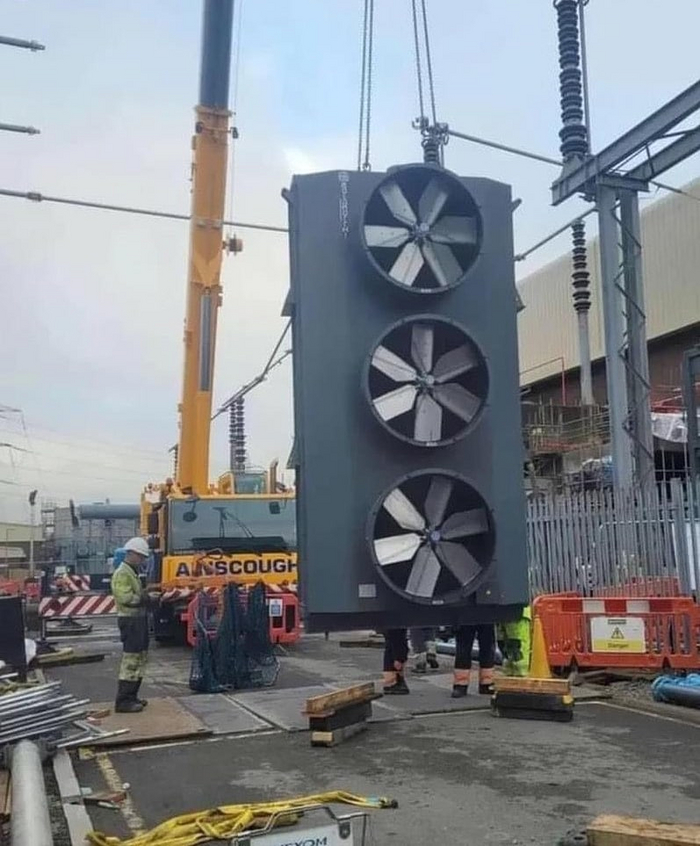 А вместо корпуса, для своей новой GeForce RTX GTI 6070 - я использую вторую комнату!