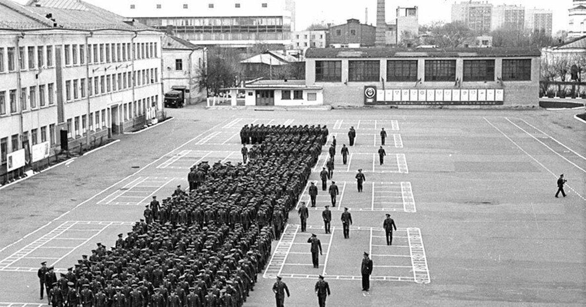 Плац. Девятая рота Факультет специальной разведки Рязанского училища ВДВ. Рязанское высшее воздушно-десантное училище казармы. Рязанское училище ВДВ СССР. Рязанское училище казармы.