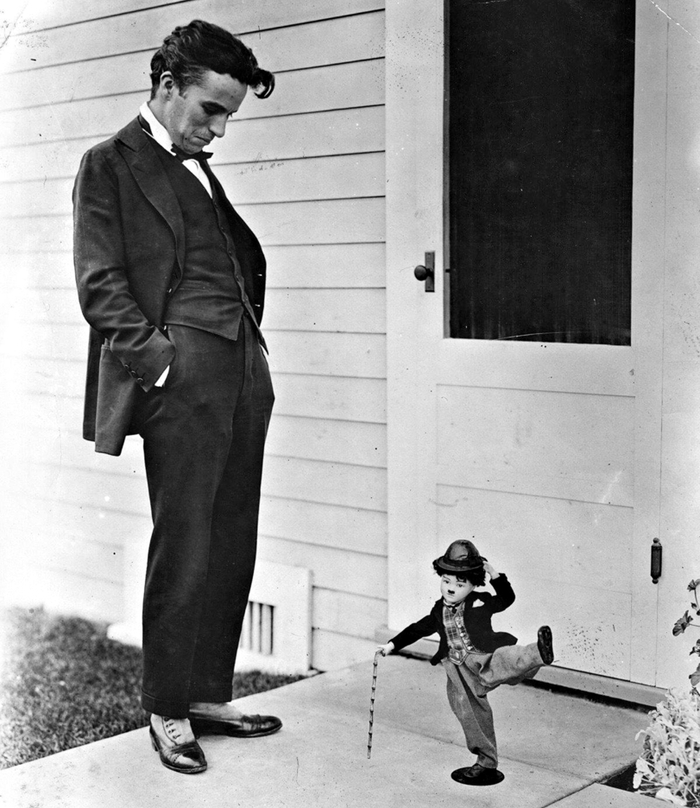 Чарли Чаплин смотрит на куклу, одетую в знакомые котелок, мешковатые брюки и с тростью. 1929 год
