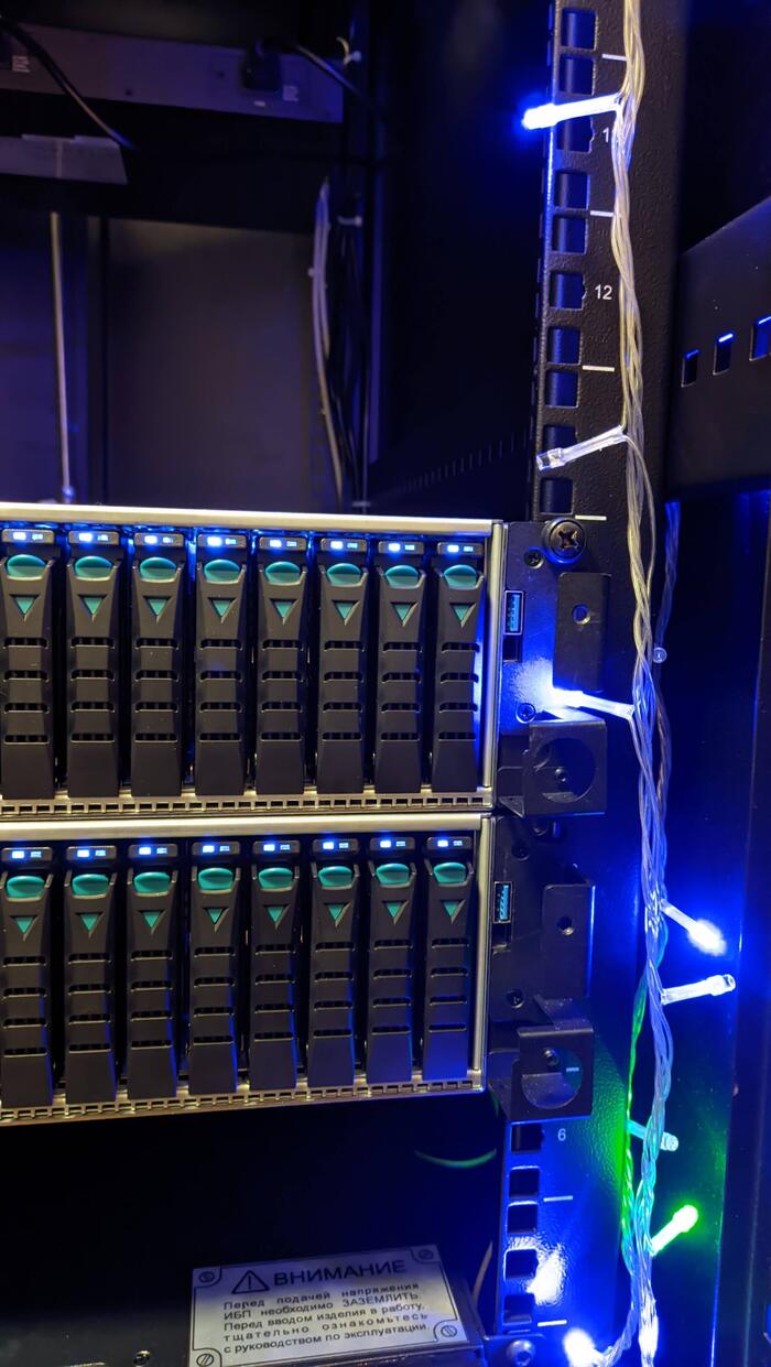 Новый год к нам мчится