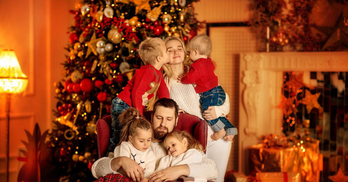 Наступивший год семьи. Новогодняя фотосессия семейная. Рождество семья. Новый год семья. Новый год семейный праздник.