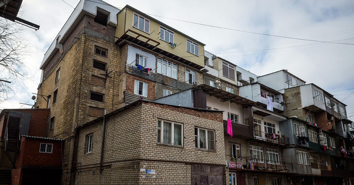 Самовольная пристройка к дому. Махачкала балконы самострой. Балконы в Дагестане самострой. Самострой в Дагестане архитектура. Пристройки в Махачкале.