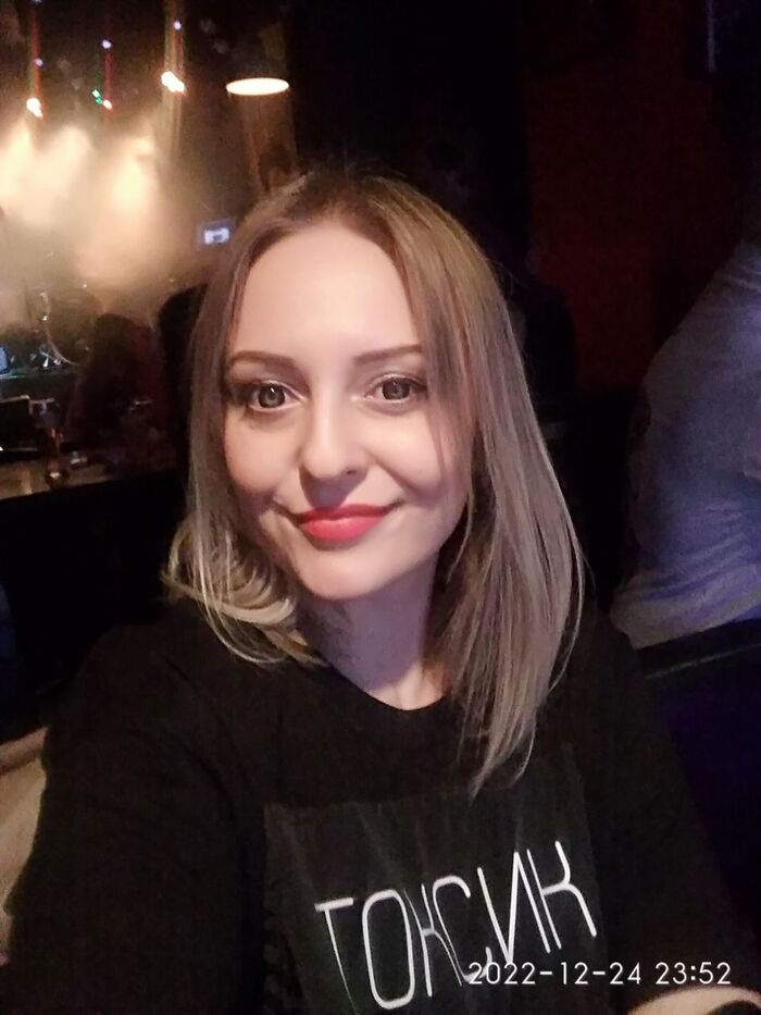 купила черные линзы и казалась себе немножко таинственной и инфернальной. Одна пришла в бар.