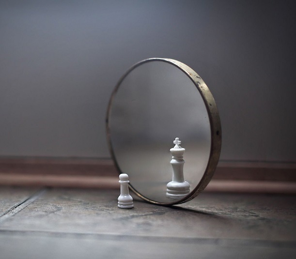 Себя как в зеркале я вижу, но это зеркало мне льстит...