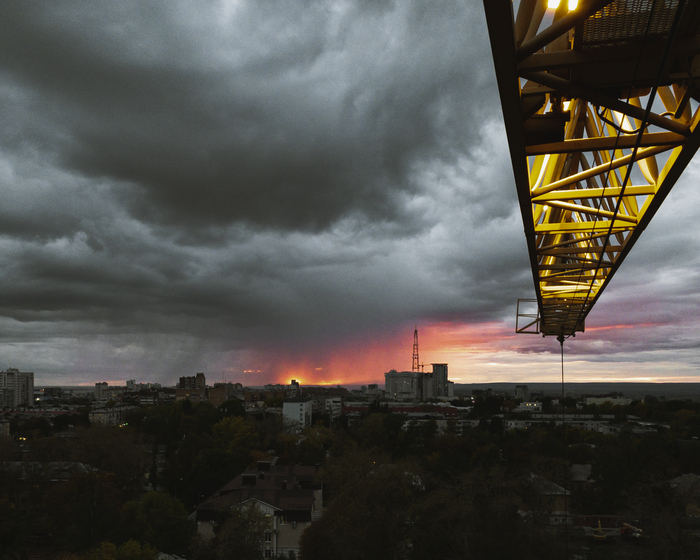 Выливается закат с небес на землю