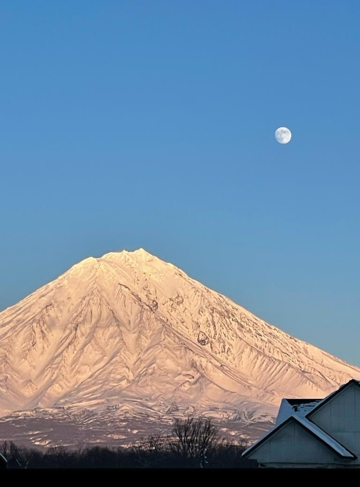 Восход луны на фоне Корякского вулкана при закате солнца