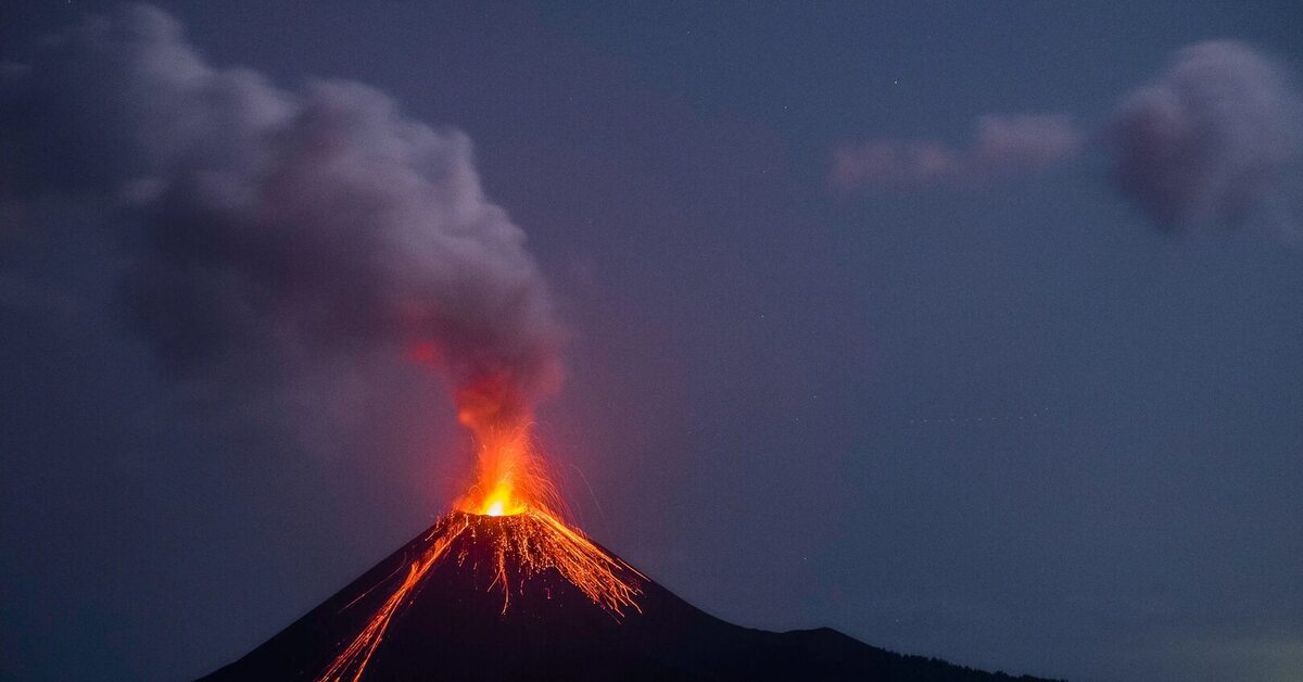 Самый древний вулкан. Мауна-Лоа вулкан. Извержение вулкана Мауна Лоа. Самый большой вулкан в мире Мауна Лоа. Вулкан Кракатау.
