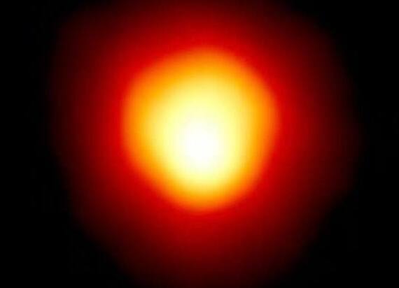 Бетельгейзе — яркий красный гигант в созвездии Ориона