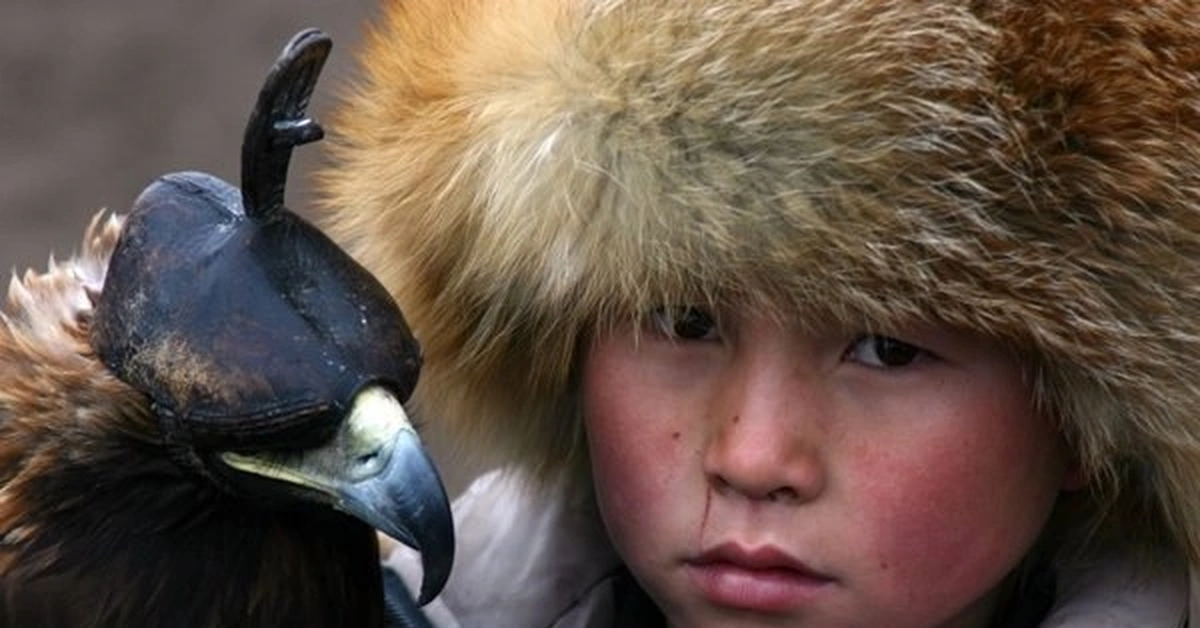 Дети беркутов. Орел птица. Дети беркутов. Дети беркутов. Могильник на белом фоне.