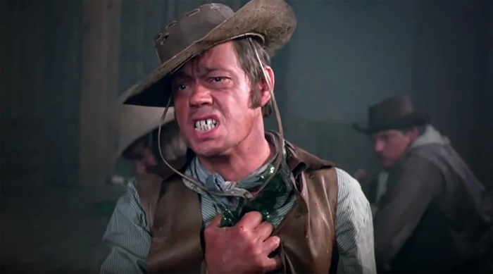 Как уборщик творчески отучил школьниц оставлять отпечатки помады на зеркале