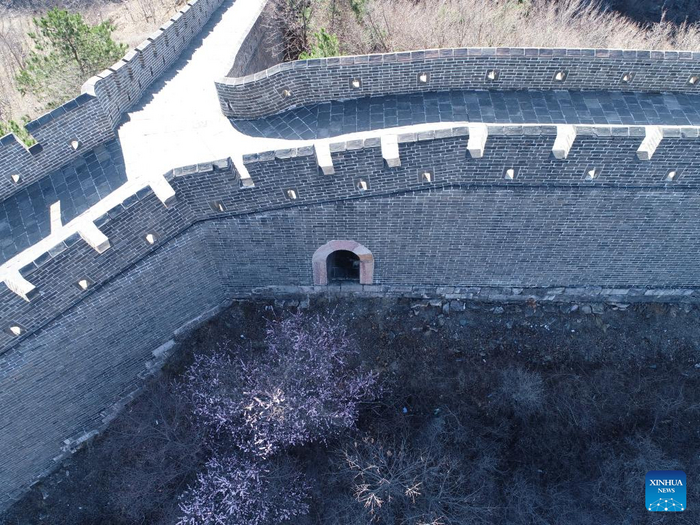 В Великой Китайской стене нашли тщательно замаскированные двери Великая китайская стена, Китай, Археология, Дверь, Потайная дверь, Вокруг света, Объект наследия ЮНЕСКО, Синьхуа, Познавательно, Длиннопост