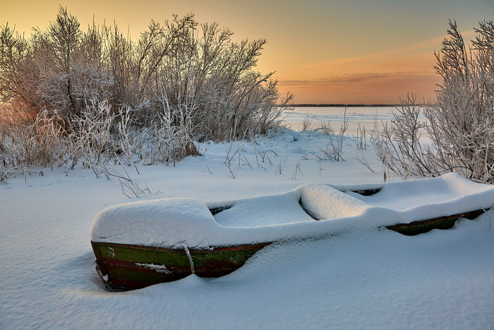 На берегу очень снежной реки