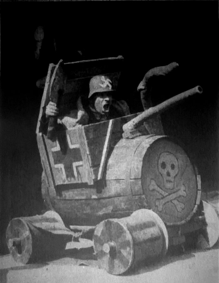 Клоун Карандаш (Михаил Румянцев) изображает "фрица", едущего на танке в Москву. 1943 год