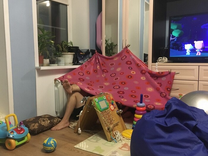 Чур я в домике! а кто первый встал, тот телек выключает