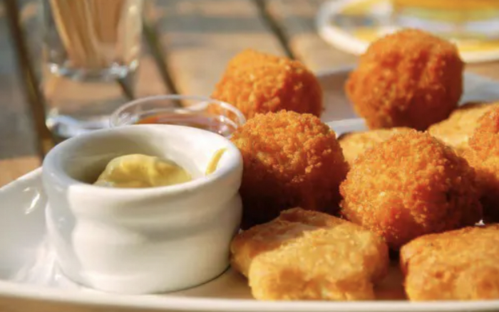 Куриные наггетсы с медово-горчичным соусом