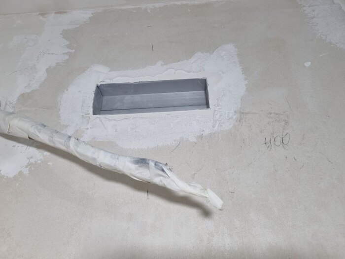 Как думаете для чего сделали дырочку в стене?