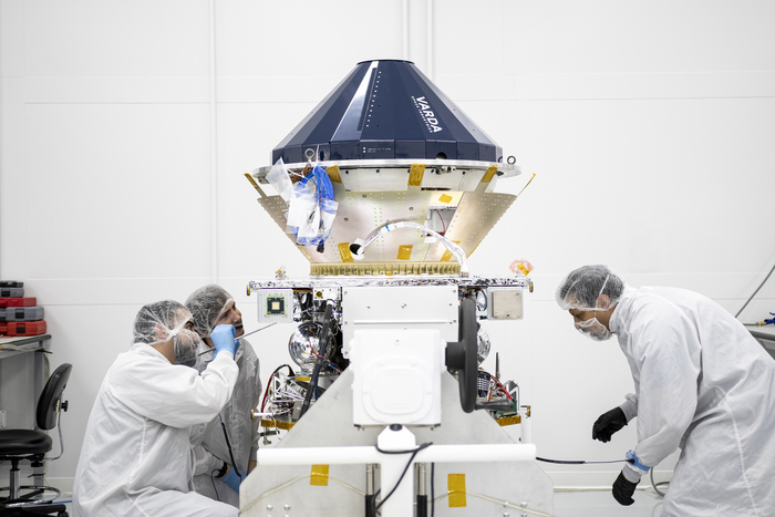 Первый производственный спутник-модуль проходит финальную сборку перед запуском в июне на Falcon 9 Технологии, Космонавтика, SpaceX, Космос, Спутники, Varda Space, Rocket lab, Запуск ракеты, США, Длиннопост