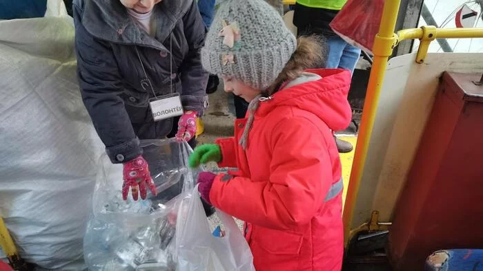 Зеленый троллейбус. В Рыбинске вторсырье принимали прямо в городском транспорте - фото 2