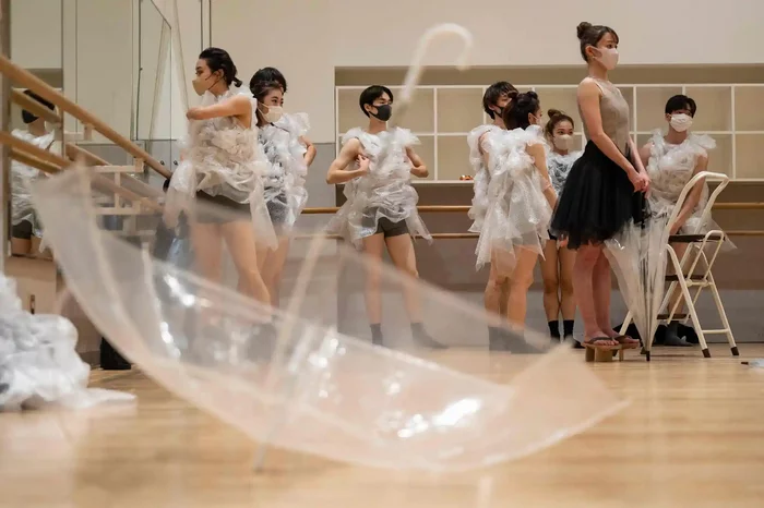 В Японии презентовали балет из переработанных бутылок⁠⁠ - фото 5