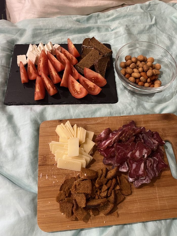 Ну люблю я кушать в постели. Пивас стоит рядом) не попал в кадр