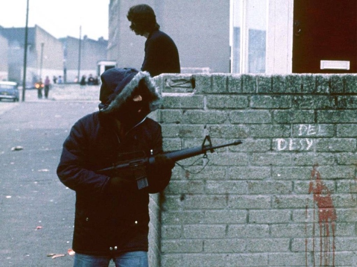 Бойцы ИРА на улице Белфаста. Северная Ирландия, 1970-е гг