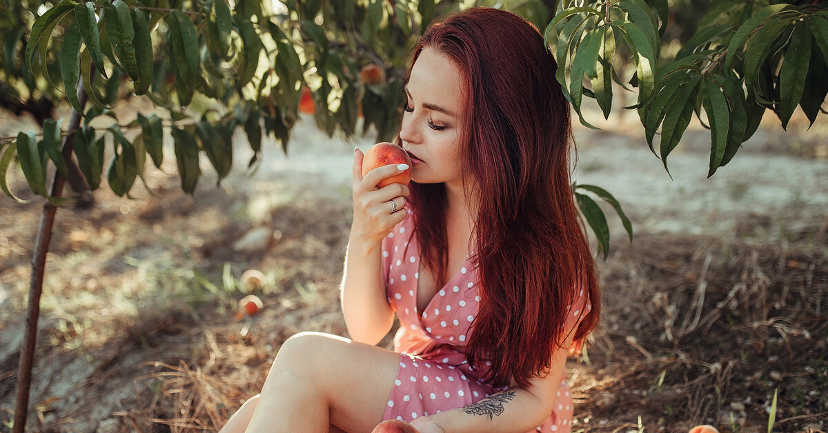 Девочка показала персик. Девушка с персиками. Девушка с персиками фотосессия. Девичий персик.