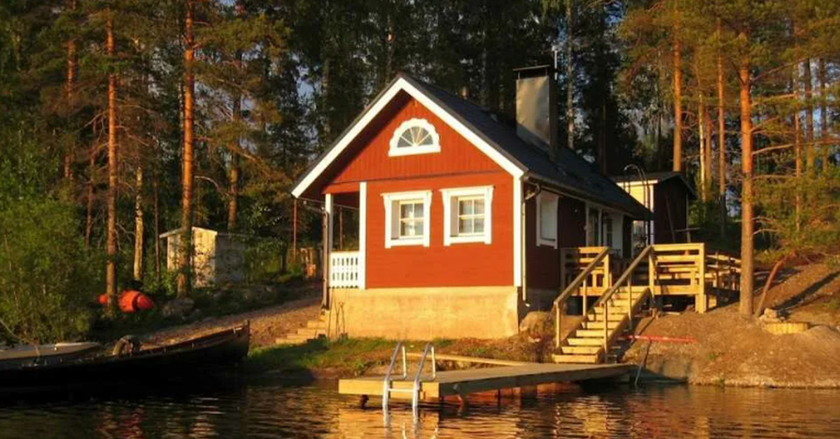 Домик на двоих на озере. Миккели Финляндия дом у озера. Рыбацкая деревня Финляндия. Рыбацкий домик у озера. Дом в Финляндии на берегу озера.