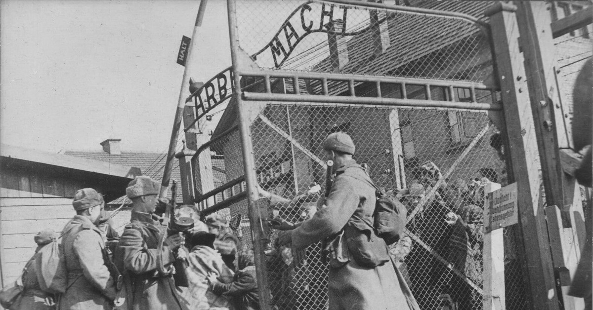 Освобождение лагеря смерти. Освобождение узников Освенцима 1945. Советские солдаты освобождают Освенцим. Освобождение Освенцима 27 января 1945. Освобождение узников Освенцима.