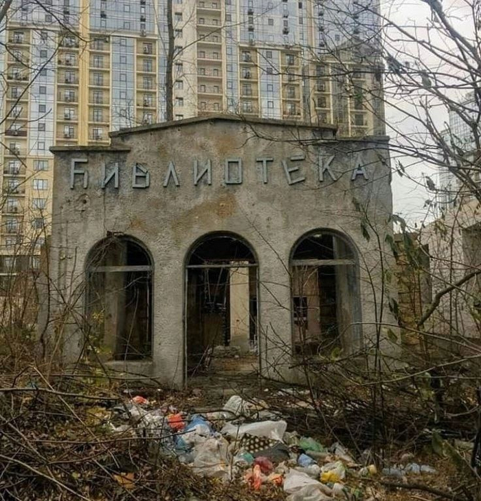 Бесхозяйственность то какая... Могли бы в Храм переделать