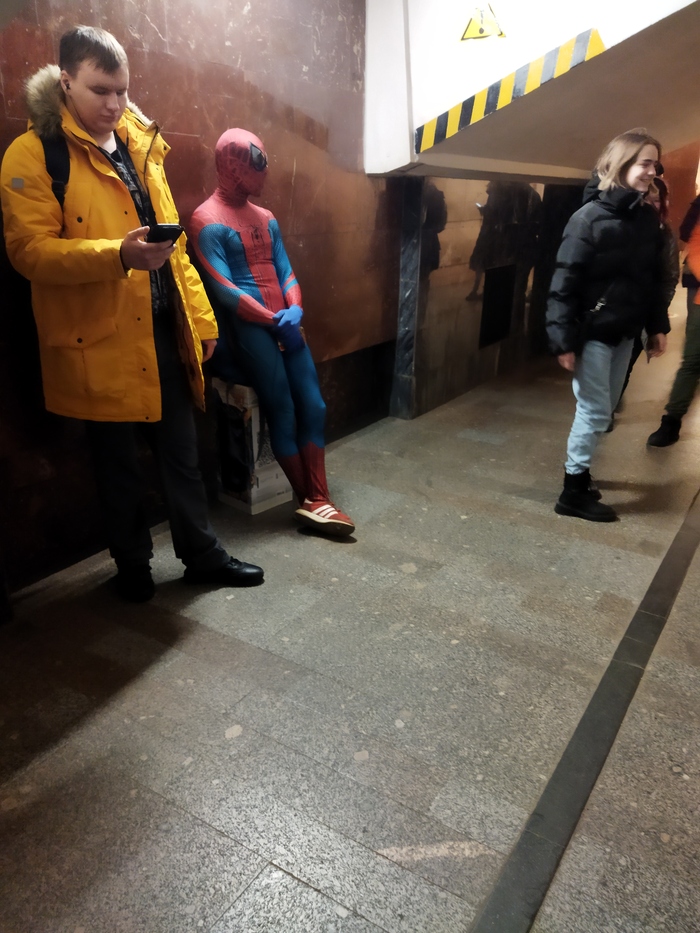 Кого только не увидишь в московском метро Метро, Человек-паук, Неожиданно