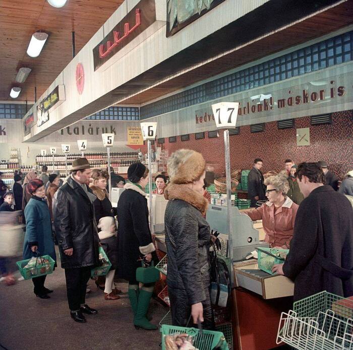 Кассы продуктового магазина в Будапеште, 1967