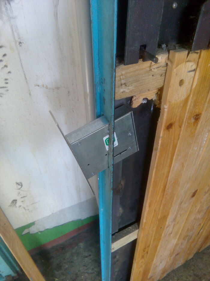 Служба вскрытия замков 36. Установка врезного замка в старую ...